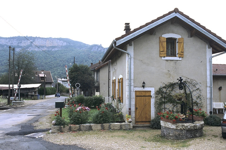 Passage à niveau et façade ouest. © Yves Sancey / Région Bourgogne-Franche-Comté, Inventaire du patrimoine - 2004