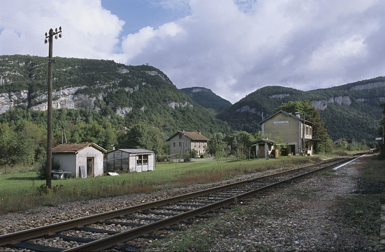 Vue d'ensemble, depuis la voie côté La Cluse (sud-ouest). © Yves Sancey / Région Bourgogne-Franche-Comté, Inventaire du patrimoine - 2004