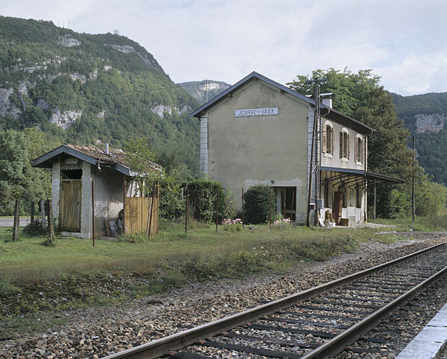 Bâtiment des voyageurs et latrines, depuis la voie côté La Cluse (sud-ouest). © Yves Sancey / Région Bourgogne-Franche-Comté, Inventaire du patrimoine - 2004