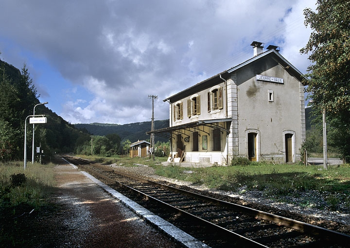 Bâtiment des voyageurs : façade postérieure, de trois quarts droite. © Yves Sancey / Région Bourgogne-Franche-Comté, Inventaire du patrimoine - 2004
