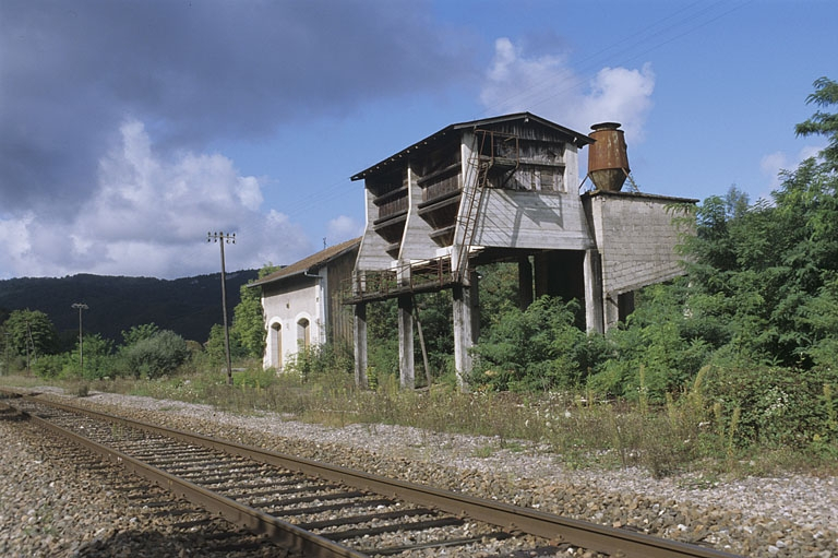 Entrepôt et silo à sciure, depuis la voie côté Andelot-en-Montagne (nord-est). © Yves Sancey / Région Bourgogne-Franche-Comté, Inventaire du patrimoine - 2004