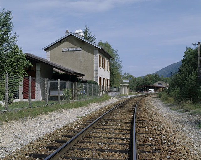 Vue d'ensemble, depuis la voie côté La Cluse (sud). © Yves Sancey / Région Bourgogne-Franche-Comté, Inventaire du patrimoine - 2004