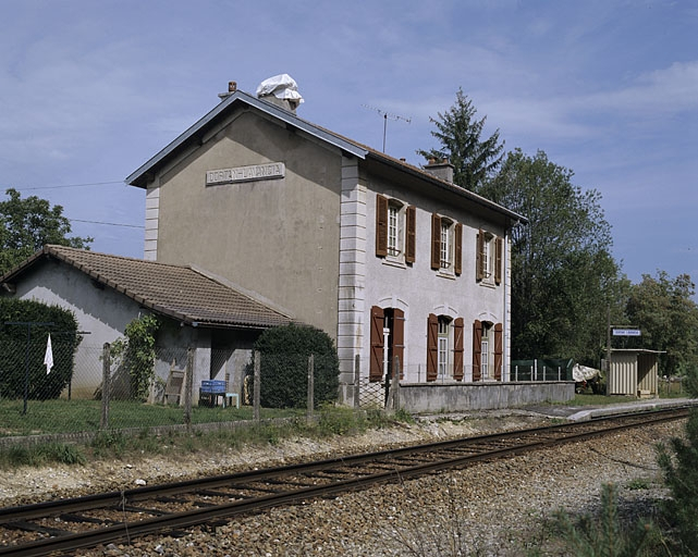 Façade postérieure, de trois quarts gauche. © Yves Sancey / Région Bourgogne-Franche-Comté, Inventaire du patrimoine - 2004