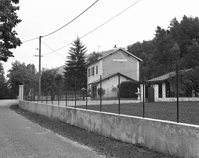 Vue d'ensemble, depuis la route au sud-ouest. © Yves Sancey / Région Bourgogne-Franche-Comté, Inventaire du patrimoine - 2004