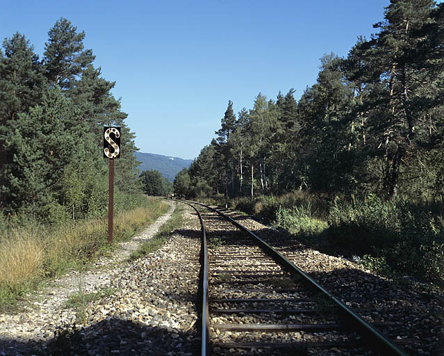 Panneau S annonçant le passage à niveau. Le panneau S impose au mécanicien de siffler (en général avant un passage à niveau non gardé). © Yves Sancey / Région Bourgogne-Franche-Comté, Inventaire du patrimoine - 2005