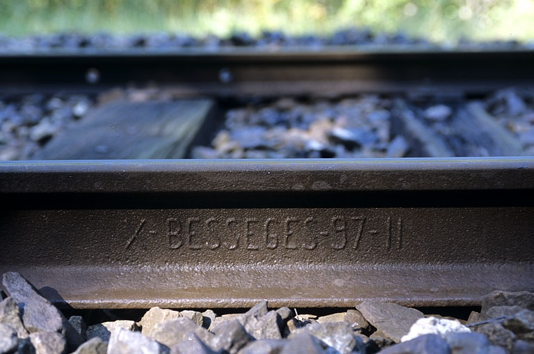 Inscription sur un rail vers le point kilométrique 97 (commune de Dortan, Ain). © Yves Sancey / Région Bourgogne-Franche-Comté, Inventaire du patrimoine - 2005