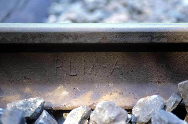 Inscription sur un rail vers le point kilométrique 97 (commune de Dortan, Ain). © Yves Sancey / Région Bourgogne-Franche-Comté, Inventaire du patrimoine - 2005