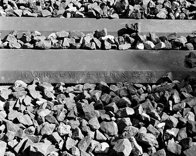 Inscription sur une traverse double : H. Wendel. Cette traverse est en place près du point kilométrique 100.200, peu avant le souterrain d'Arbent 1 (commune d'Arbent, Ain). © Yves Sancey / Région Bourgogne-Franche-Comté, Inventaire du patrimoine - 2005