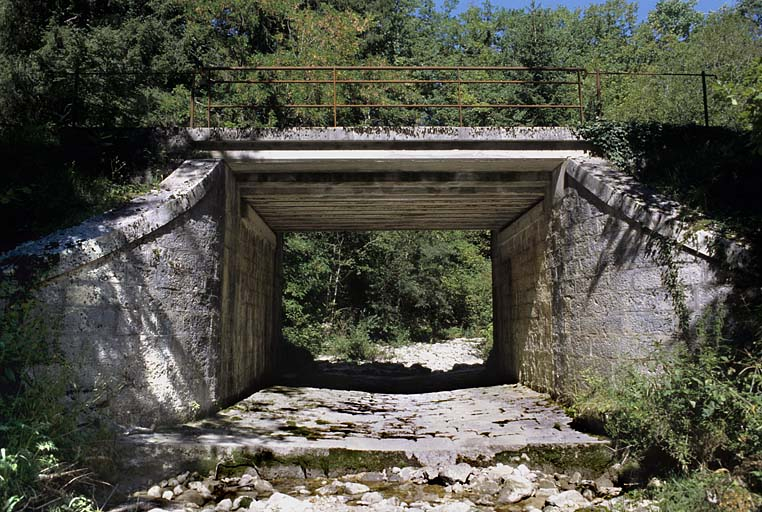 Pont : vue d'ensemble depuis le lit du Merdanson, en aval. © Yves Sancey / Région Bourgogne-Franche-Comté, Inventaire du patrimoine - 2005