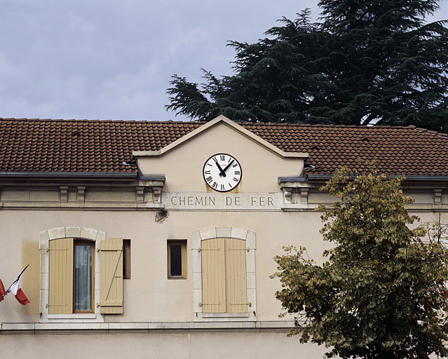 Bâtiment des voyageurs : fronton, avec inscription et horloge. © Yves Sancey / Région Bourgogne-Franche-Comté, Inventaire du patrimoine - 2005