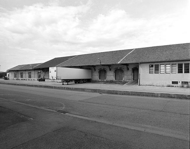 Entrepôts : façade antérieure, de trois quarts droite. © Yves Sancey / Région Bourgogne-Franche-Comté, Inventaire du patrimoine - 2005