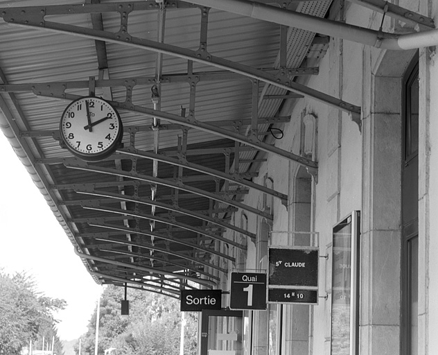 Bâtiment des voyageurs : consoles métalliques de l'auvent et horloge. © Yves Sancey / Région Bourgogne-Franche-Comté, Inventaire du patrimoine - 2005
