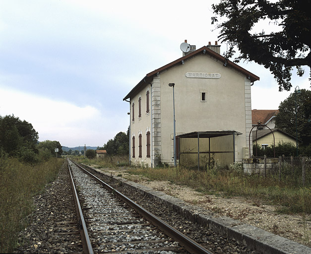 Façade postérieure, vue en enfilade depuis le côté La Cluse (sud-ouest). © Yves Sancey / Région Bourgogne-Franche-Comté, Inventaire du patrimoine - 2005