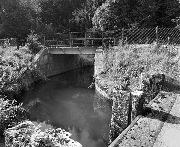 Vue d'ensemble, depuis le système de vannage à l'est. © Yves Sancey / Région Bourgogne-Franche-Comté, Inventaire du patrimoine - 2005