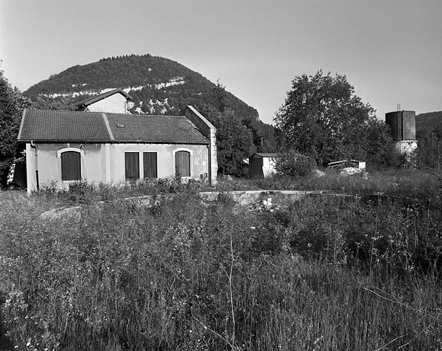 Foyer des roulants (cantine et logement), à l'arrière de la fosse du pont tournant. Bâtiment détruit fin 2005 - début 2006. © Yves Sancey / Région Bourgogne-Franche-Comté, Inventaire du patrimoine - 2005