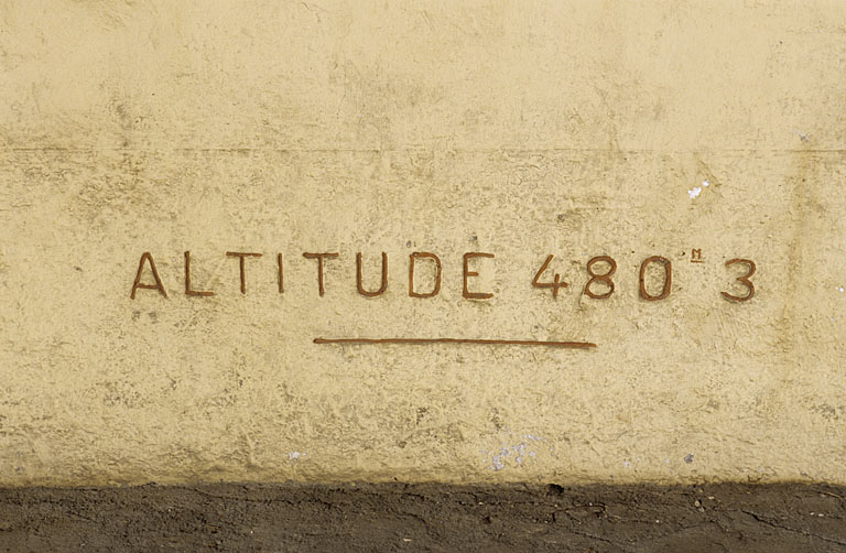 Bâtiment des voyageurs : inscription altimétrique. © Yves Sancey / Région Bourgogne-Franche-Comté, Inventaire du patrimoine - 2005