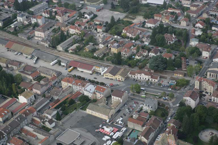Vue aérienne du bâtiment des voyageurs et des entrepôts, depuis l'est. © Jean-Pierre Bévalot / Région Bourgogne-Franche-Comté, Inventaire du patrimoine - 2005
