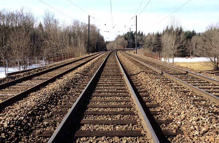 Face supérieure du tablier. La voie de gauche est à destination de La Cluse. © Yves Sancey / Région Bourgogne-Franche-Comté, Inventaire du patrimoine - 2005 Face supérieure du tablier. La voie de gauche est à destination de La Cluse. © Yves Sancey / Région Bourgogne-Franche-Comté, Inventaire du patrimoine - 2005