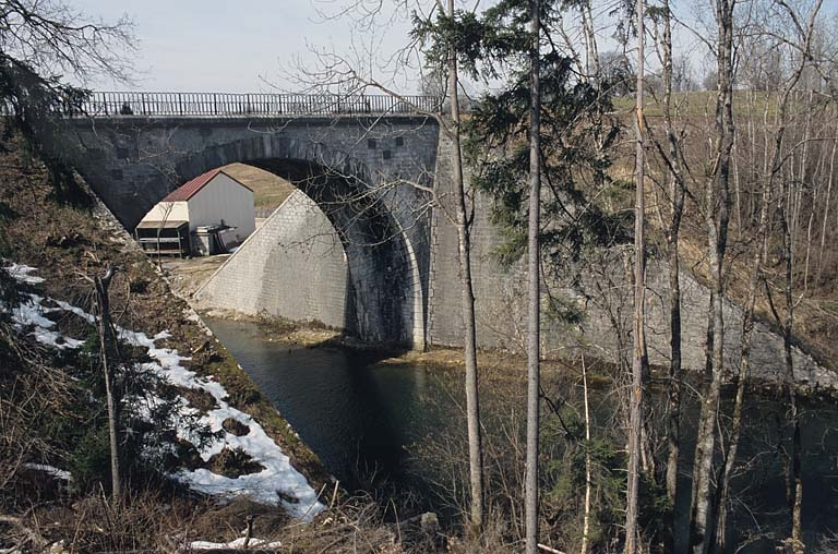 Pont sur l'Angillon : vue d'ensemble, depuis l'est (amont, rive gauche). © Yves Sancey / Région Bourgogne-Franche-Comté, Inventaire du patrimoine - 2005