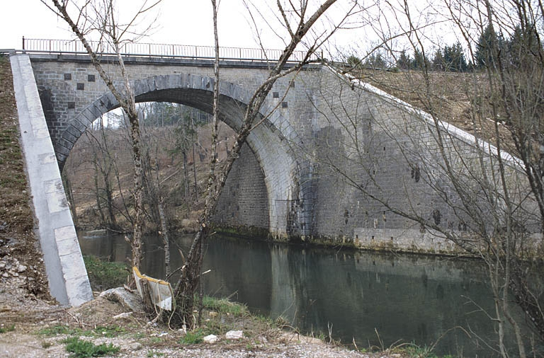 Pont sur l'Angillon : tête ouest (aval). © Yves Sancey / Région Bourgogne-Franche-Comté, Inventaire du patrimoine - 2005