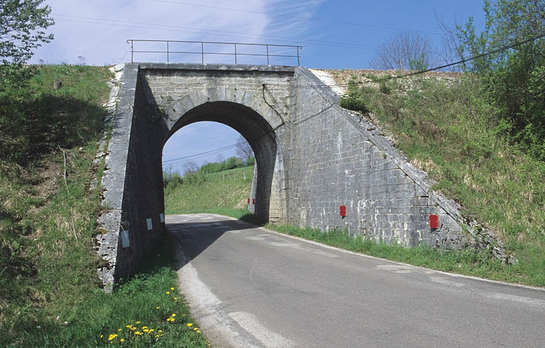 Pont sur la route départementale n° 27 : vue d'ensemble, depuis l'est. © Yves Sancey / Région Bourgogne-Franche-Comté, Inventaire du patrimoine - 2005