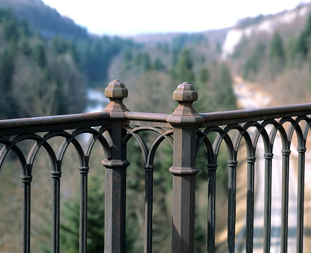 Détail du garde-corps : motif d'amortissement des potelets octogonaux. © Yves Sancey / Région Bourgogne-Franche-Comté, Inventaire du patrimoine - 2005