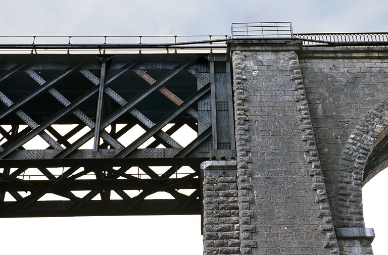 Détail de la jonction de la travée métallique et de l'arche en maçonnerie, rive droite. © Yves Sancey / Région Bourgogne-Franche-Comté, Inventaire du patrimoine - 2005