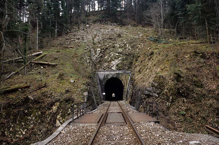 Pont et tunnel, depuis la plate-forme côté Andelot-en-Montagne. © Yves Sancey / Région Bourgogne-Franche-Comté, Inventaire du patrimoine - 2005
