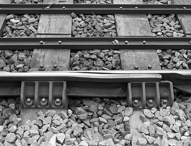 Viaduc : appareil de dilatation. Les extrémités des rails, amincies et guidées dans des coussinets, peuvent glisser l'une contre l'autre lorsque les travées métalliques se dilatent. © Yves Sancey / Région Bourgogne-Franche-Comté, Inventaire du patrimoine - 2005