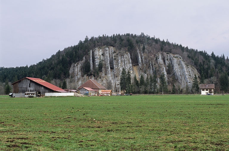 Le paysage entre Champagnole et Saint-Laurent-en-Grandvaux : le massif rocheux du Rachet, au Cernois (commune d'Entre-deux-Monts), dans la vallée de la Lemme. Ce relief, à l'extrémité de la Haute Joux, laisse voir des couches de calcaire du Jurassiq… © Yves Sancey / Région Bourgogne-Franche-Comté, Inventaire du patrimoine - 2005
