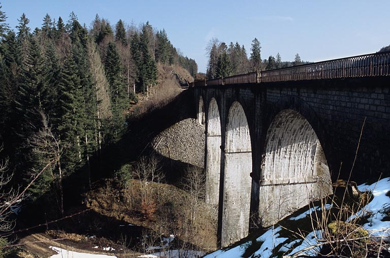 Elévation occidentale vue en enfilade, depuis le côté La Cluse. © Yves Sancey / Région Bourgogne-Franche-Comté, Inventaire du patrimoine - 2005