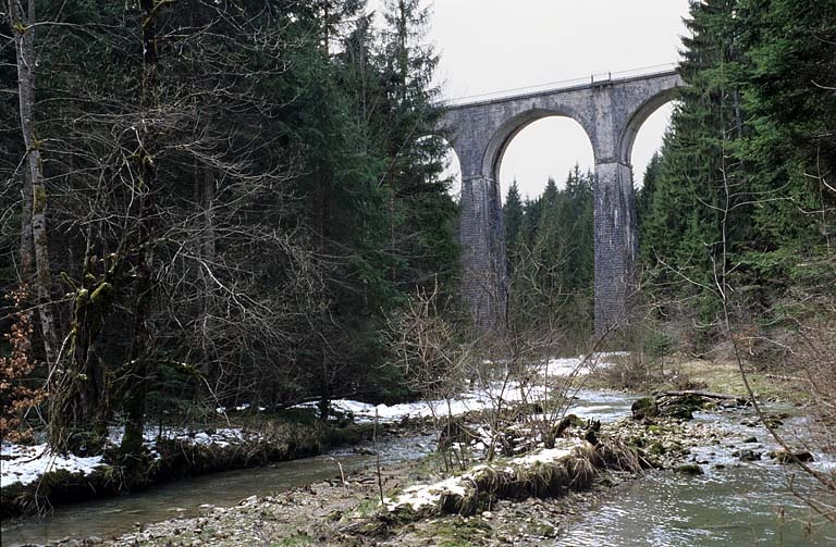 Viaduc : vue d'ensemble, depuis le fond du vallon au nord-est. © Yves Sancey / Région Bourgogne-Franche-Comté, Inventaire du patrimoine - 2005