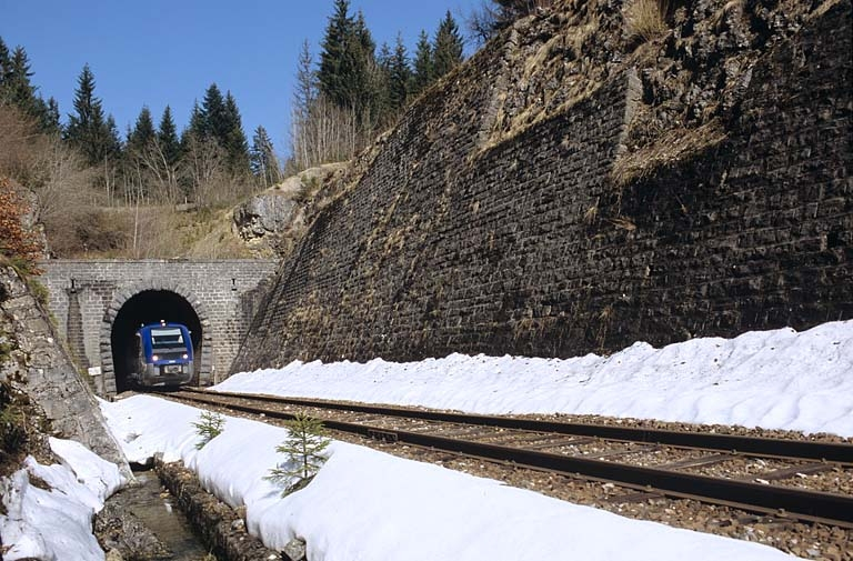 Vue d'ensemble de la tête côté La Cluse, avec autorail X 73500. © Yves Sancey / Région Bourgogne-Franche-Comté, Inventaire du patrimoine - 2005