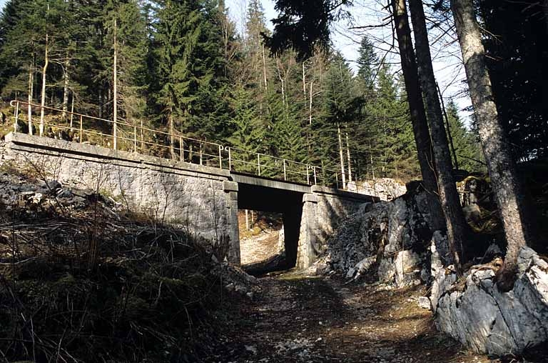 Vue d'ensemble, depuis le chemin à l'est. © Yves Sancey / Région Bourgogne-Franche-Comté, Inventaire du patrimoine - 2005 Vue d'ensemble, depuis le chemin à l'est. © Yves Sancey / Région Bourgogne-Franche-Comté, Inventaire du patrimoine - 2005