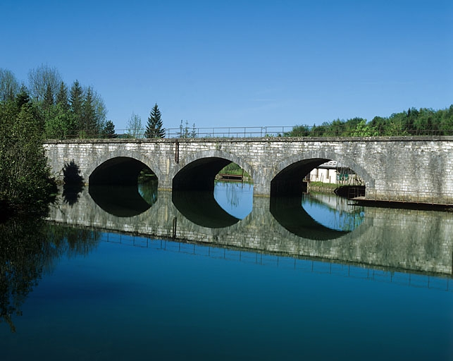 Viaduc : élévation orientale, depuis le nord-est. © Yves Sancey / Région Bourgogne-Franche-Comté, Inventaire du patrimoine - 2005