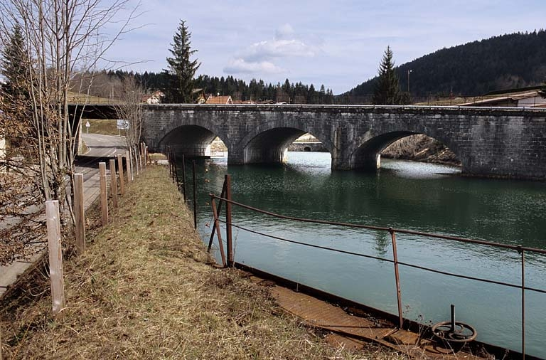 Vue d'ensemble depuis le bassin de retenue (sud-ouest), en aval. © Yves Sancey / Région Bourgogne-Franche-Comté, Inventaire du patrimoine - 2005