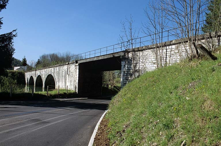 Vue d'ensemble depuis la route nationale (nord). © Yves Sancey / Région Bourgogne-Franche-Comté, Inventaire du patrimoine - 2005