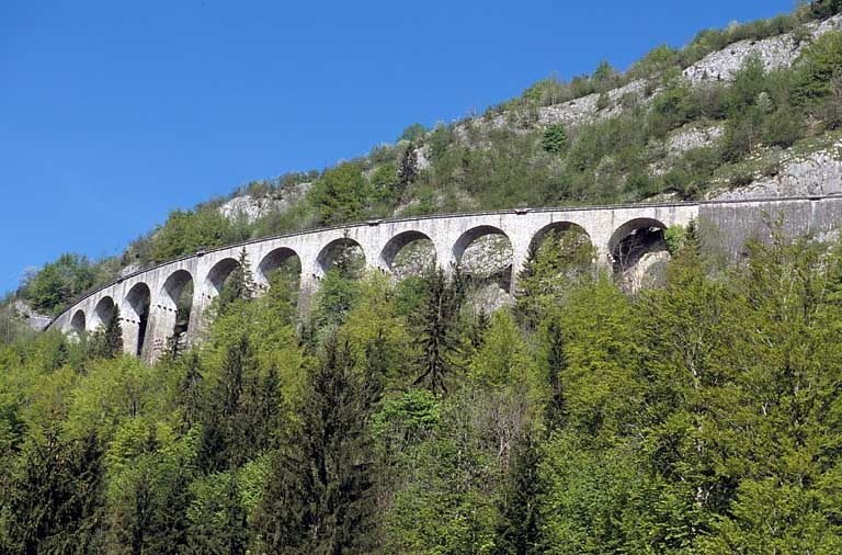 Vue d'ensemble en contre-plongée depuis la vallée, à l'est. © Yves Sancey / Région Bourgogne-Franche-Comté, Inventaire du patrimoine - 2005