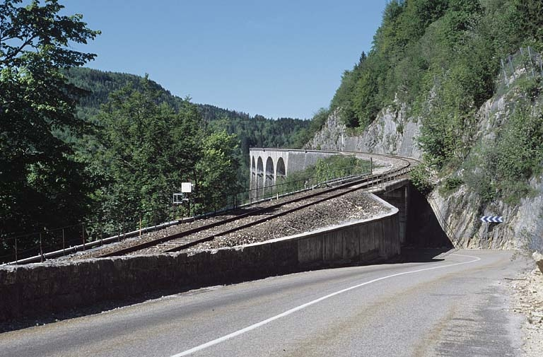 Vue d'ensemble depuis la route départementale n° 18, au nord-est. © Yves Sancey / Région Bourgogne-Franche-Comté, Inventaire du patrimoine - 2005 Vue d'ensemble depuis la route départementale n° 18, au nord-est. © Yves Sancey / Région Bourgogne-Franche-Comté, Inventaire du patrimoine - 2005