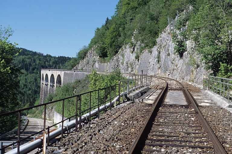 Tablier et garde-corps, depuis le côté La Cluse. © Yves Sancey / Région Bourgogne-Franche-Comté, Inventaire du patrimoine - 2005 Tablier et garde-corps, depuis le côté La Cluse. © Yves Sancey / Région Bourgogne-Franche-Comté, Inventaire du patrimoine - 2005
