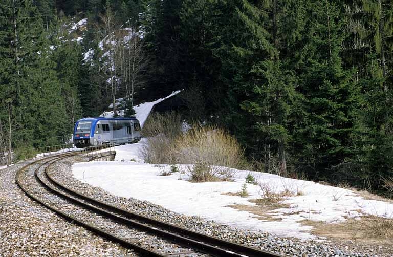 Vue d'ensemble de la voie vers la tête côté Andelot-en-Montagne, avec autorail X 73500. © Yves Sancey / Région Bourgogne-Franche-Comté, Inventaire du patrimoine - 2005