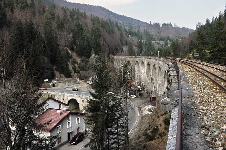 Elévation occidentale vue en enfilade, depuis le sud-ouest (côté La Cluse). © Yves Sancey / Région Bourgogne-Franche-Comté, Inventaire du patrimoine - 2005 Elévation occidentale vue en enfilade, depuis le sud-ouest (côté La Cluse). © Yves Sancey / Région Bourgogne-Franche-Comté, Inventaire du patrimoine - 2005