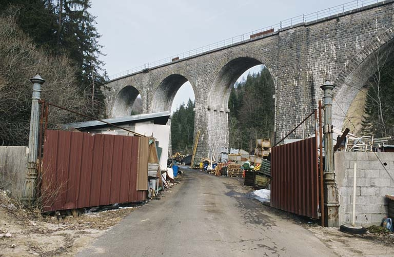 Elévation occidentale (extrémité côté Andelot-en-Montagne), depuis l'ouest. © Yves Sancey / Région Bourgogne-Franche-Comté, Inventaire du patrimoine - 2005 Elévation occidentale (extrémité côté Andelot-en-Montagne), depuis l'ouest. © Yves Sancey / Région Bourgogne-Franche-Comté, Inventaire du patrimoine - 2005