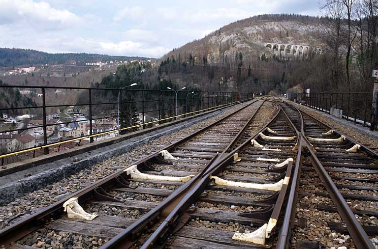 Vue d'ensemble du tablier, depuis la voie côté gare. © Yves Sancey / Région Bourgogne-Franche-Comté, Inventaire du patrimoine - 2005 Vue d'ensemble du tablier, depuis la voie côté gare. © Yves Sancey / Région Bourgogne-Franche-Comté, Inventaire du patrimoine - 2005