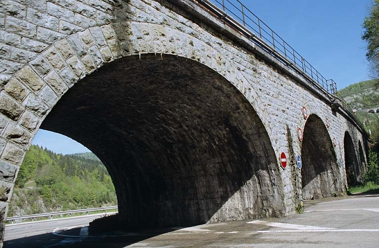 Elévation occidentale vue en enfilade, depuis le sud-est. © Yves Sancey / Région Bourgogne-Franche-Comté, Inventaire du patrimoine - 2005 Elévation occidentale vue en enfilade, depuis le sud-est. © Yves Sancey / Région Bourgogne-Franche-Comté, Inventaire du patrimoine - 2005