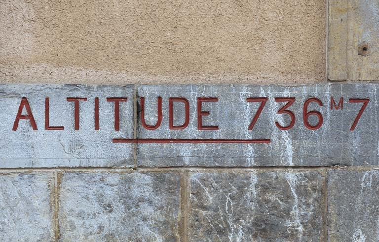 Bâtiment des voyageurs : inscription altimétrique. © Yves Sancey / Région Bourgogne-Franche-Comté, Inventaire du patrimoine - 2005 Bâtiment des voyageurs : inscription altimétrique. © Yves Sancey / Région Bourgogne-Franche-Comté, Inventaire du patrimoine - 2005