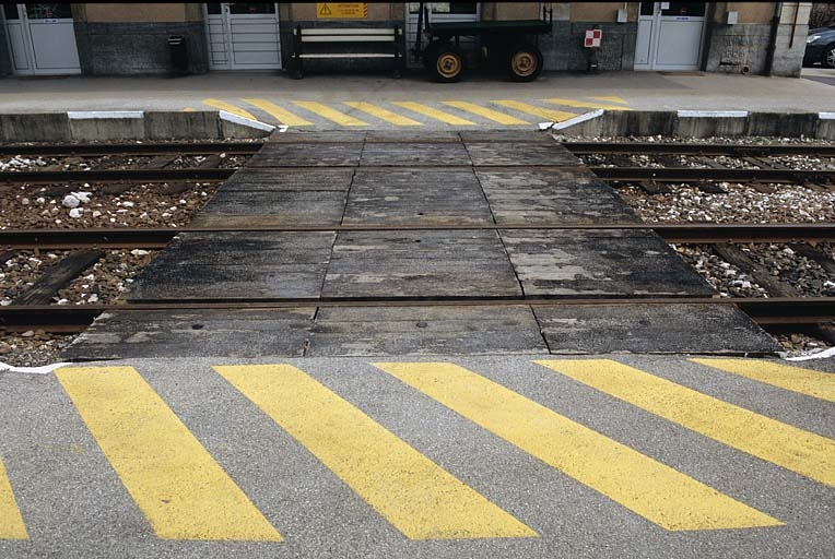 Passage planchéié reliant les deux quais, près du bâtiment des voyageurs. © Yves Sancey / Région Bourgogne-Franche-Comté, Inventaire du patrimoine - 2005 Passage planchéié reliant les deux quais, près du bâtiment des voyageurs. © Yves Sancey / Région Bourgogne-Franche-Comté, Inventaire du patrimoine - 2005