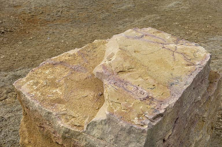 Bloc de pierre, au faciès à fond jaune et veines ou marbrures rouges à violettes. © Jérôme Mongreville / Région Bourgogne-Franche-Comté, Inventaire du patrimoine - 2005