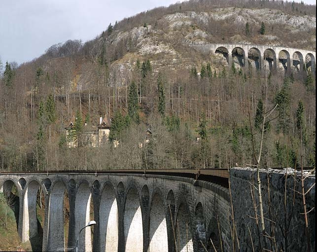 Vue d'ensemble, depuis le sud-est. Viaduc de Morez au premier plan, viaduc des Crottes à l'arrière-plan. © Yves Sancey / Région Bourgogne-Franche-Comté, Inventaire du patrimoine - 2005