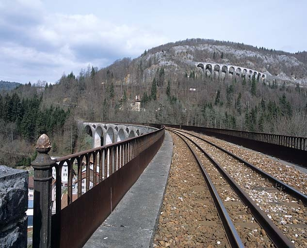 Tablier et garde-corps métallique côté Andelot-en-Montagne. © Yves Sancey / Région Bourgogne-Franche-Comté, Inventaire du patrimoine - 2005 Tablier et garde-corps métallique côté Andelot-en-Montagne. © Yves Sancey / Région Bourgogne-Franche-Comté, Inventaire du patrimoine - 2005